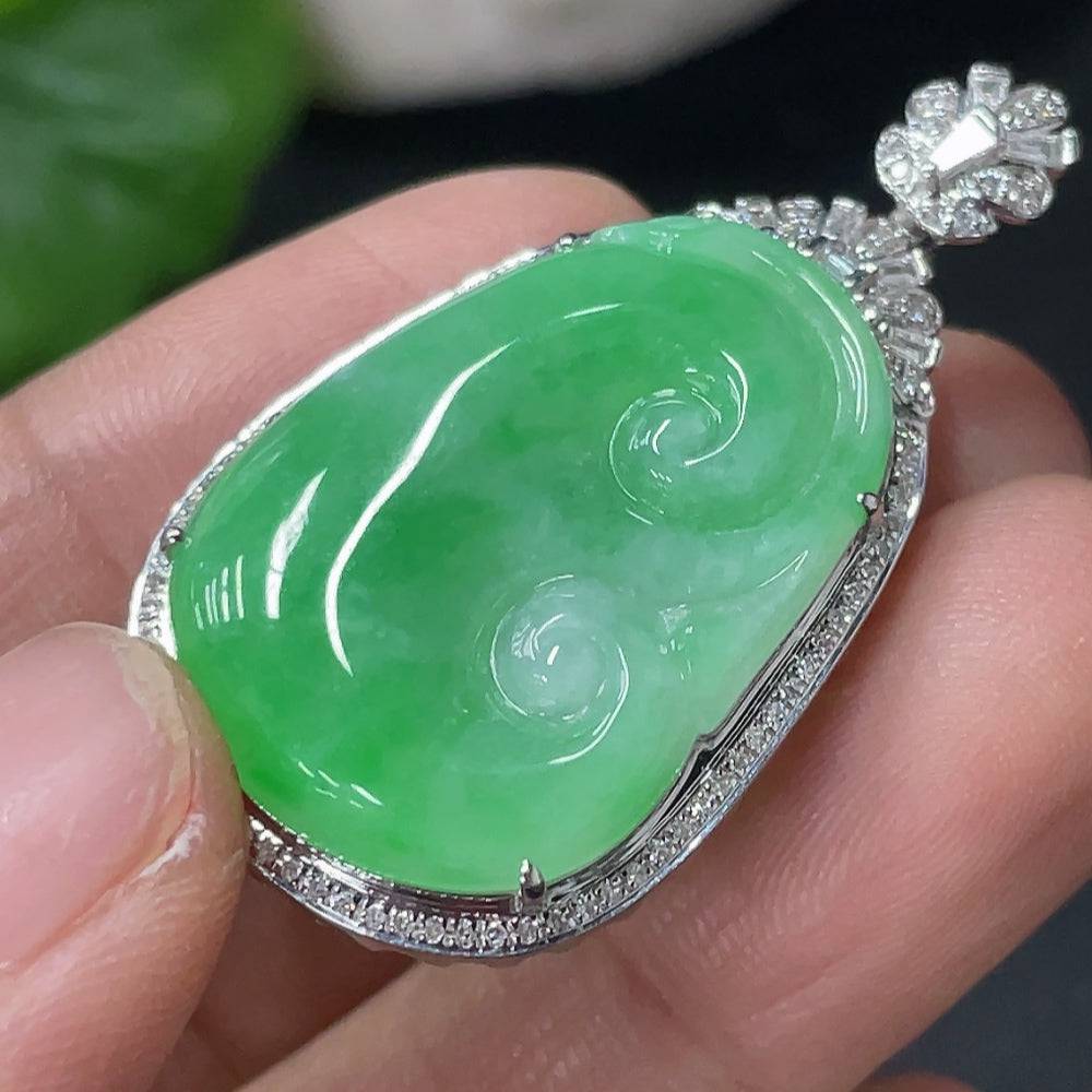 Jadeite Ruyi pendant in 18k gold with diamond inlay, crafted by HUILIU HQ, weighing approximately 6.17 grams.
