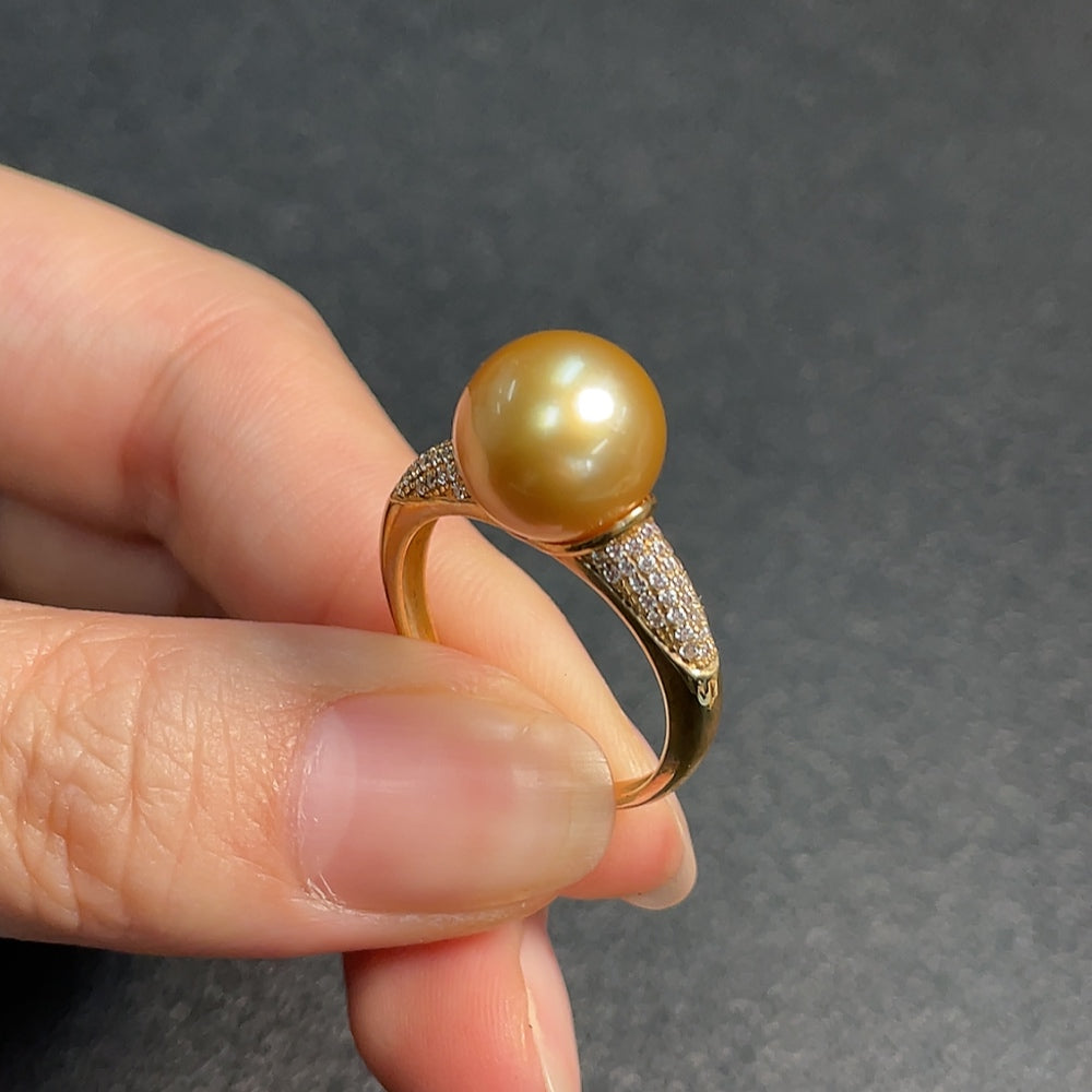 Seawater Pearl Ring Color Origin Undetermined 58% Gold Content Non-Diamond Total Weight Approx. 4.42g Size 10.7mm Size 18.5