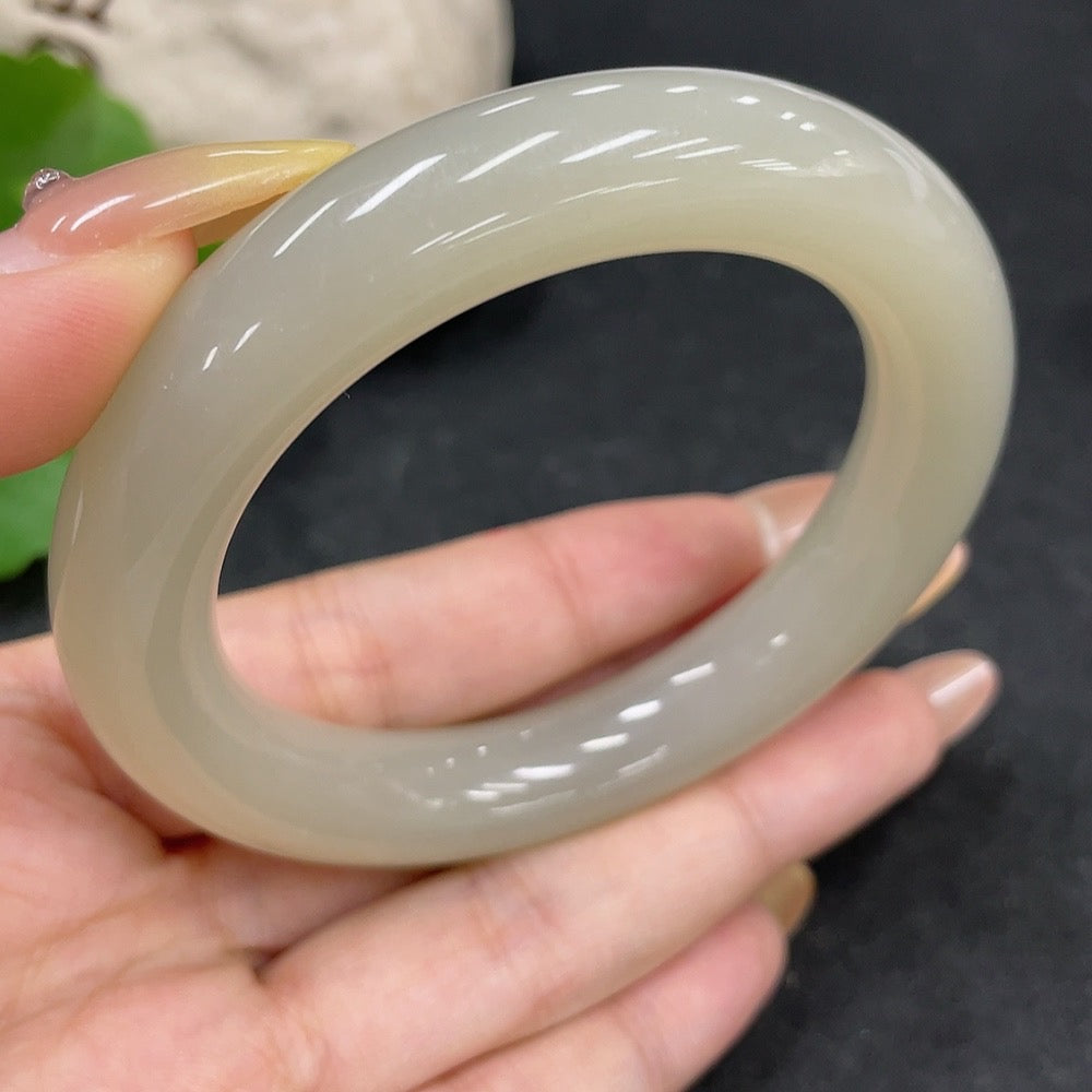 HKHQ Hetian Jade round bangle with a size of 54.7mm, showcasing smooth, polished jade in a circular bracelet design.