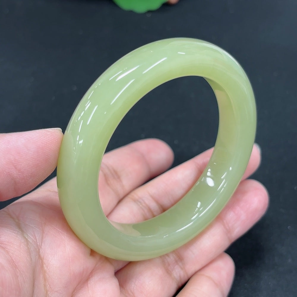 Round Hetian jade bracelet with 53.1mm size and 62g weight, featuring smooth, polished jade beads from HKHQ.