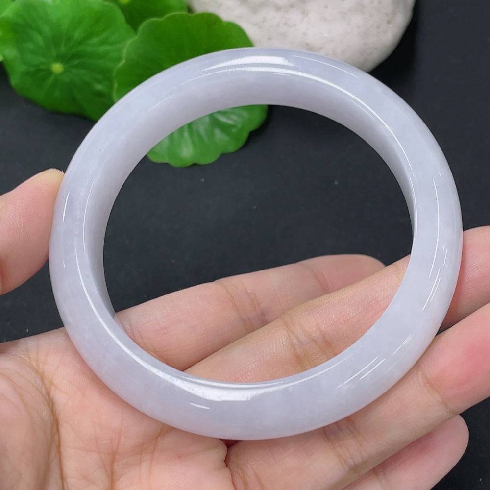 Huiliu Jadeite round bangle with smooth polished surface, showcasing vibrant green jade color and craftsmanship details.