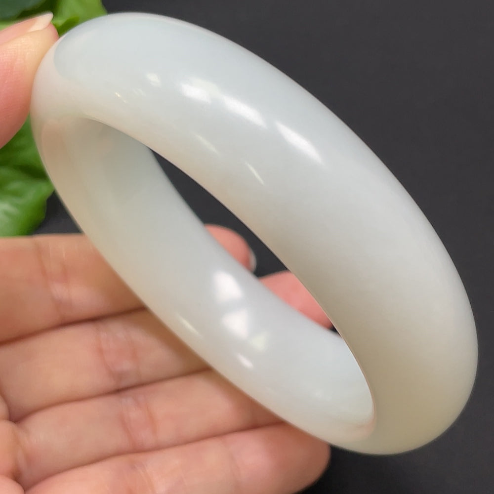 HKHQ Hetian Jade round bangle, size 60.8, weighing 104.26g, showcasing smooth, polished jade with a natural green hue.