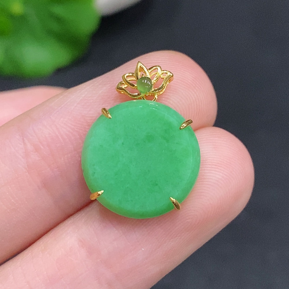 Jadeite Plain Pendant with 18K Gold Mount, Total Weight Approx. 1.5g