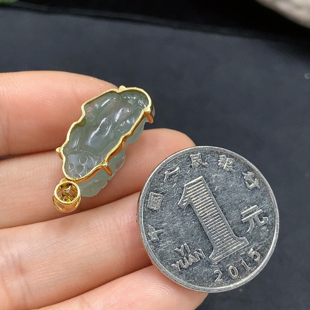 JadeitePi Xiu Inlaid Pendant (18K Gold) Total Weight 3.7g