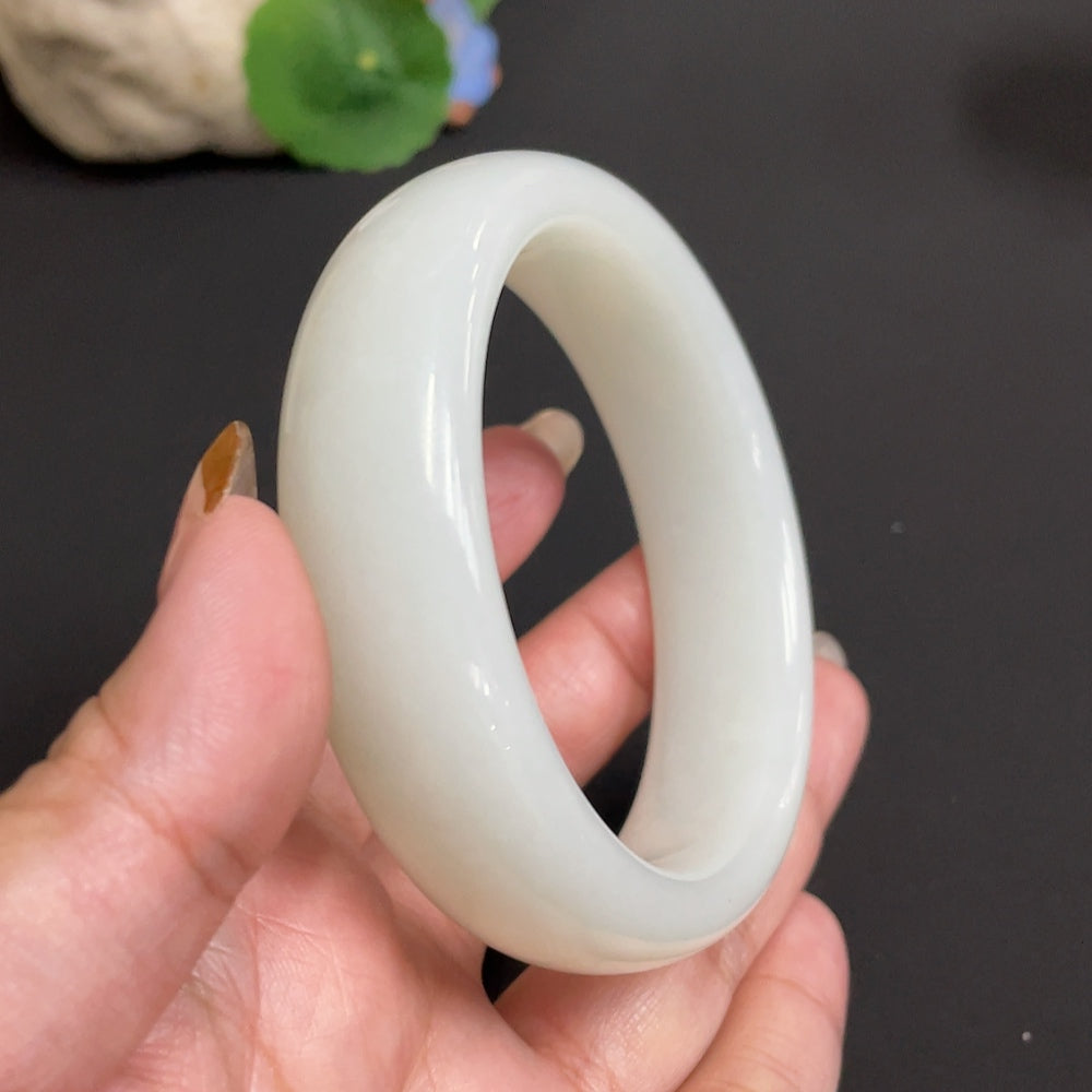 Round Hetian jade bracelet from HUILIU HQ, showcasing smooth, polished jade beads, total weight approximately 90.5g.