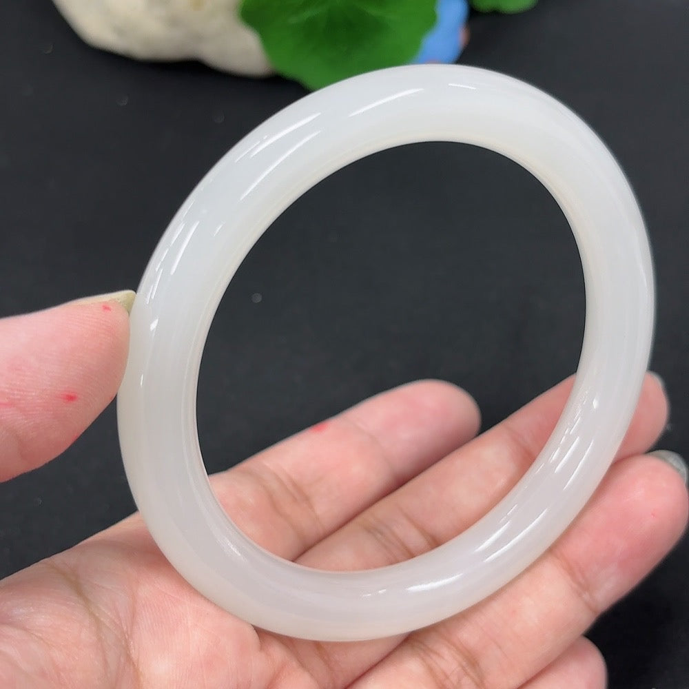 HKHQ Hetian jade round bangle, size 59.9, weighing approx. 42.6g, polished smooth surface, showcasing rich jade green color.