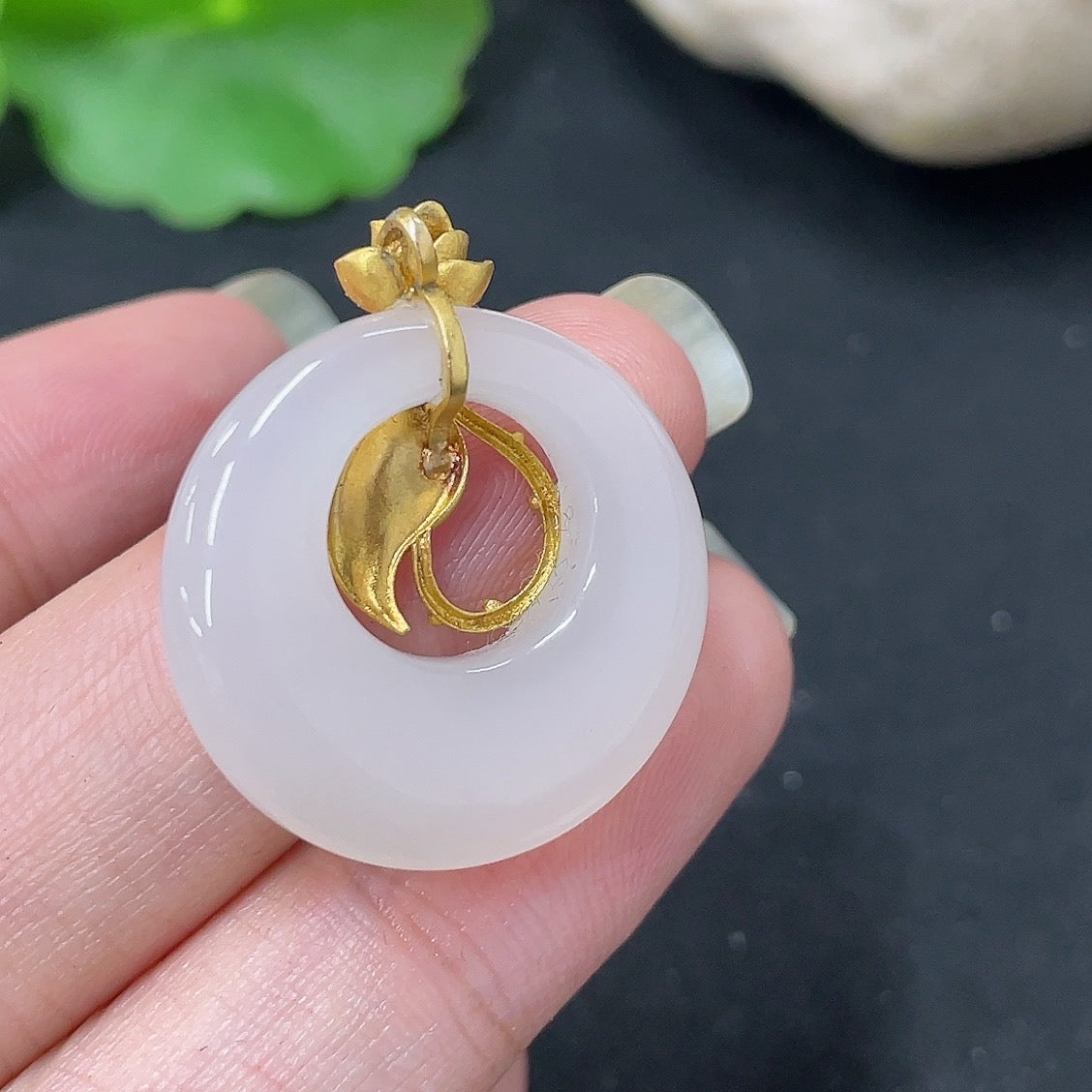 Hetian Jade inlaid pendant necklace with 18K gold setting, weighs approximately 5.6g, featuring intricate craftsmanship and elegant design.