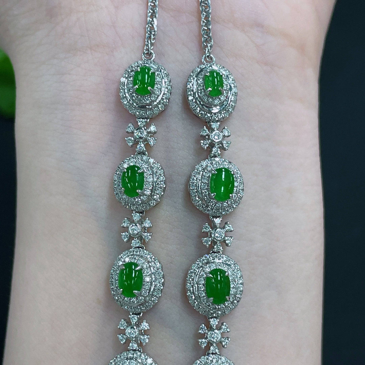 Huiliu Jadeite necklace set with diamonds, featuring elegant green jade jewelry and sparkling diamond accents.