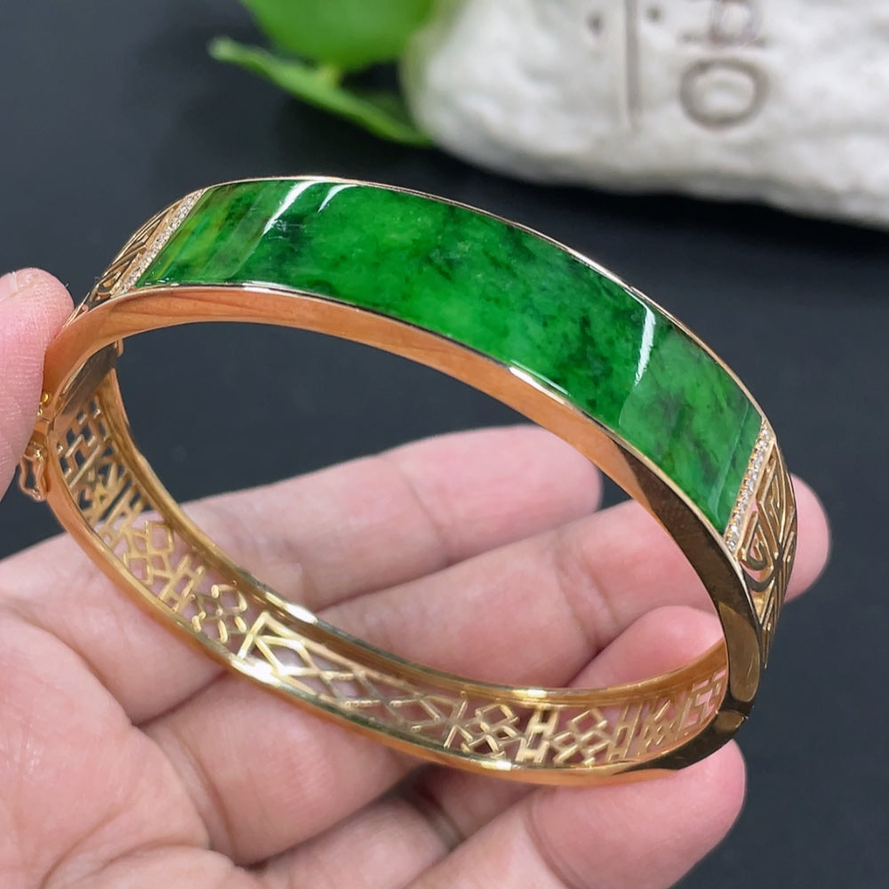 Jadeite inlaid bracelet 18k gold inlaid with diamond and other mineral components, total weight about 22.3g