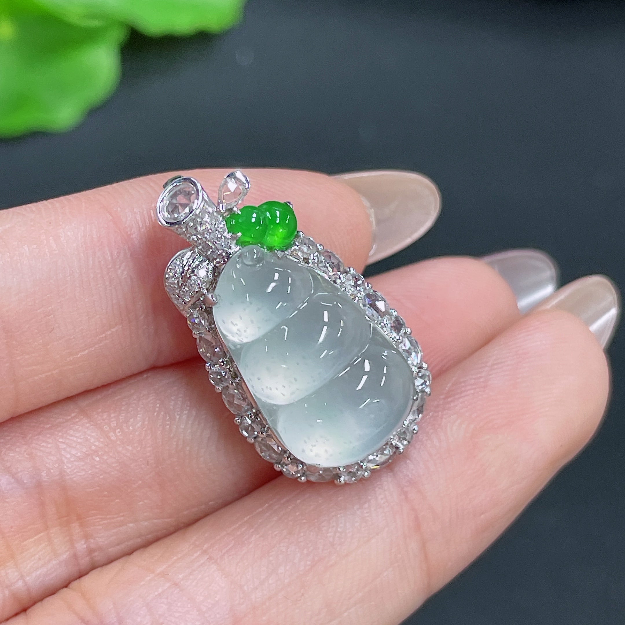 Jadeite Bean Pendant 18k Gold Inlaid with Diamonds Total Weight Approx. 5g