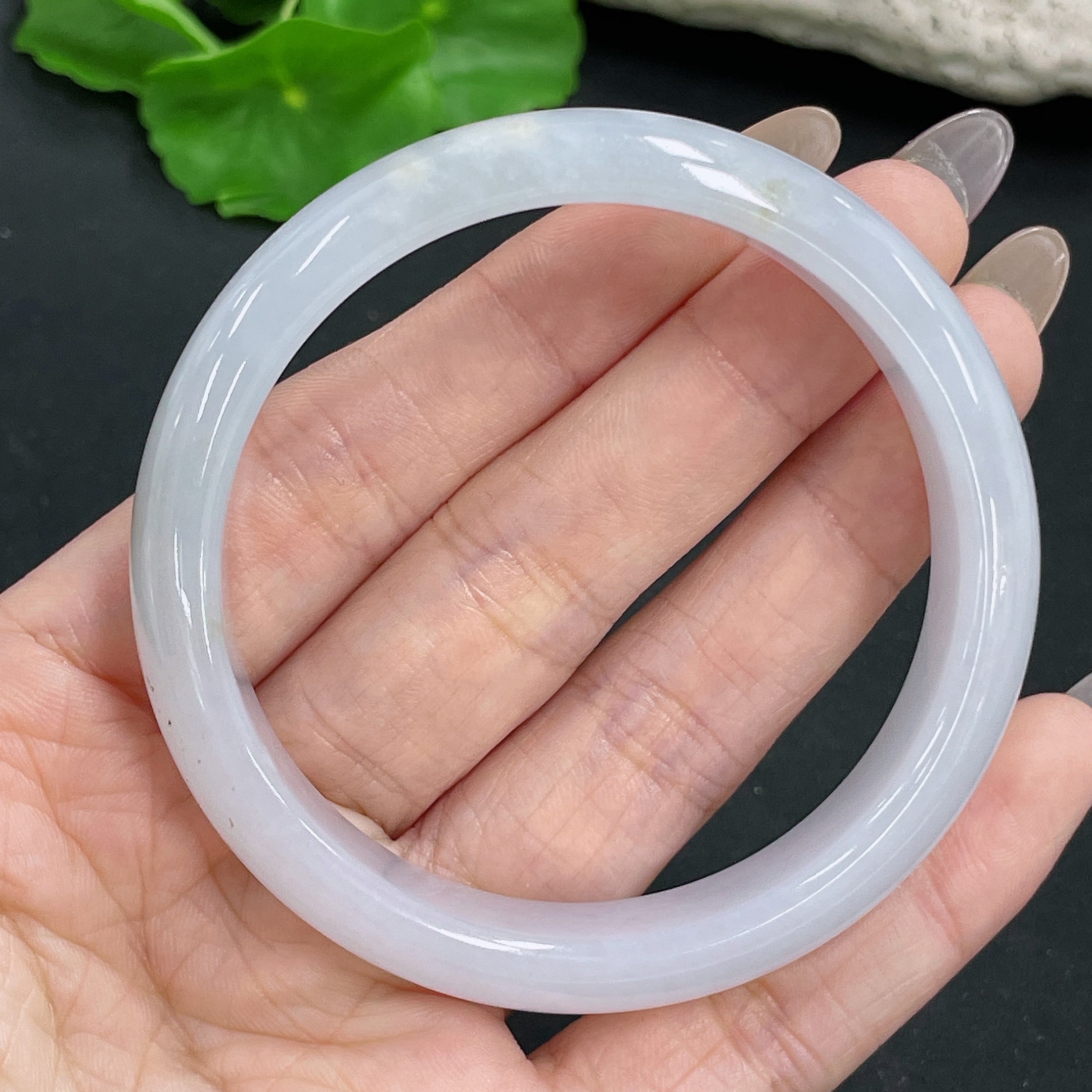 Huiliu certified jadeite round bangle showcasing smooth, polished green jade with elegant circular design.