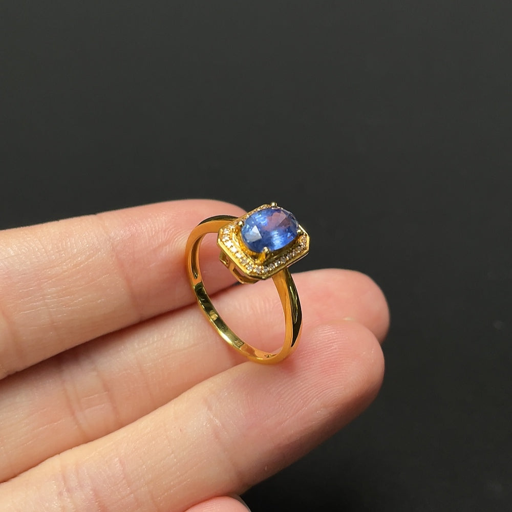Sapphire ring with diamond accents, 18k gold, color origin undetermined