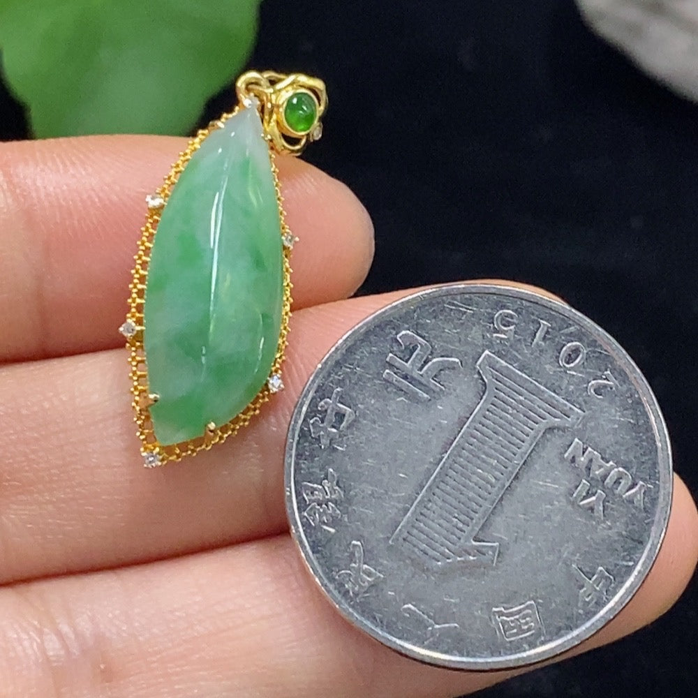 Jadeite Pendant with 18K Gold Setting Total Weight Approx. 2.6g