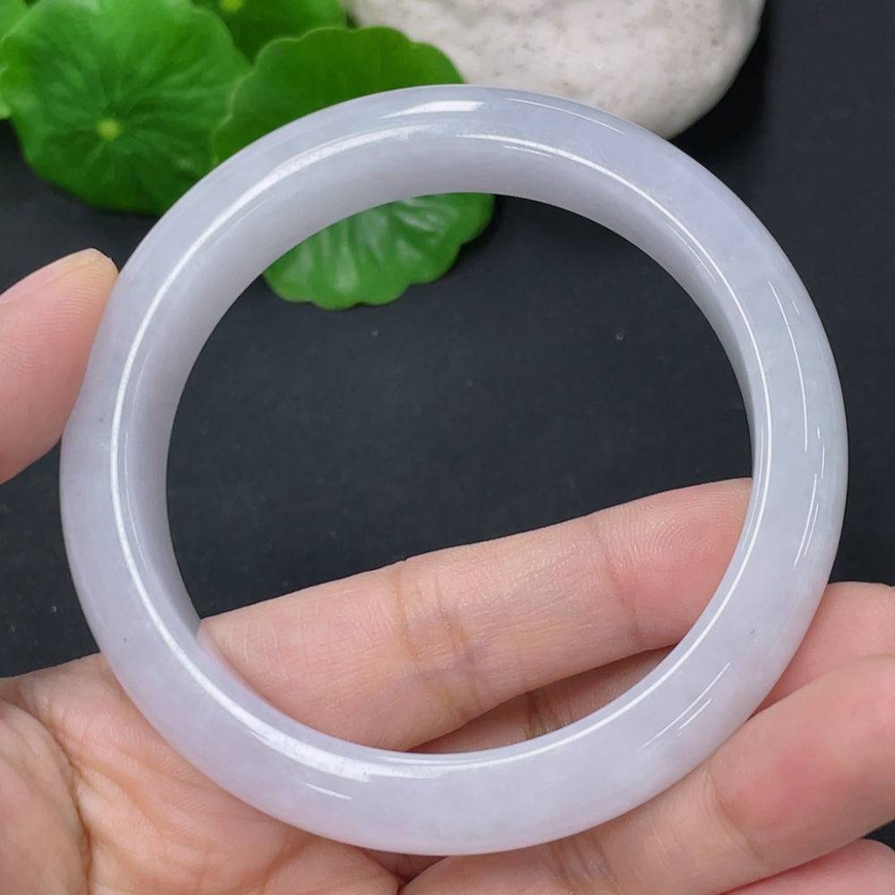 HUILIU HQ jadeite round bangle with smooth polished surface, showcasing vibrant green jade color and craftsmanship.