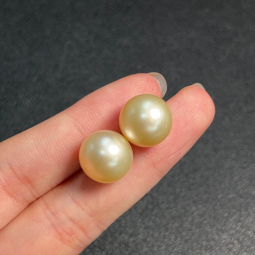 18k seawater pearl earrings, color origin undetermined, total weight approximately 5.84g, size about 12.3mm