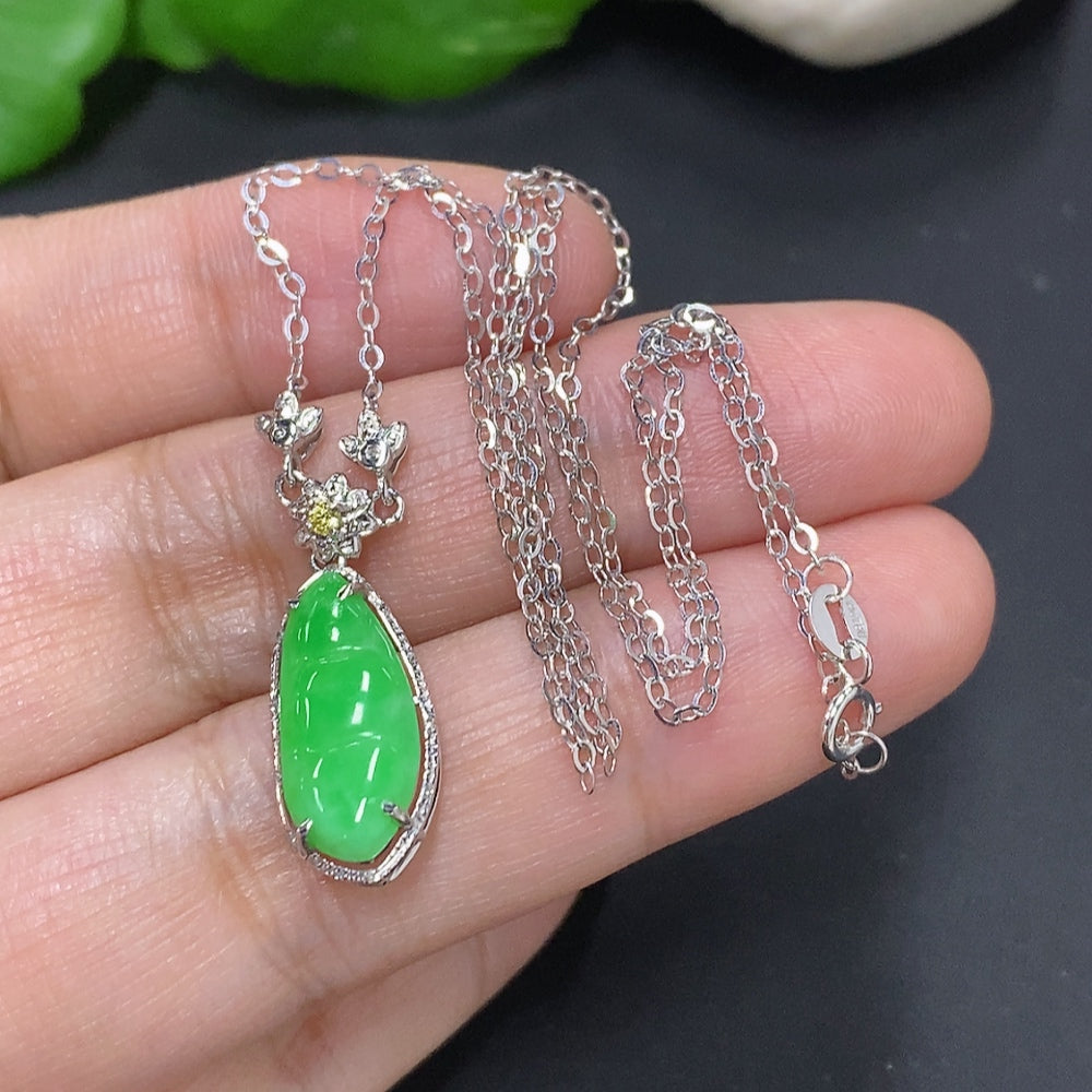 Jadeite Auspicious Bean Pendant in 18K Gold, Total Weight Including Chain Approx. 2.5g (Non-Diamond)