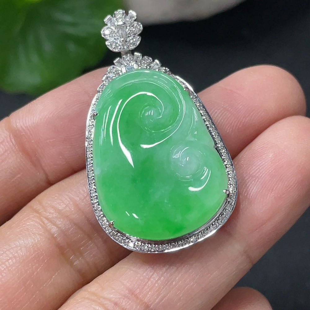 Jadeite Ruyi pendant in 18k gold with diamond inlays, crafted by HUILIU HQ, weighs approximately 6.17 grams.