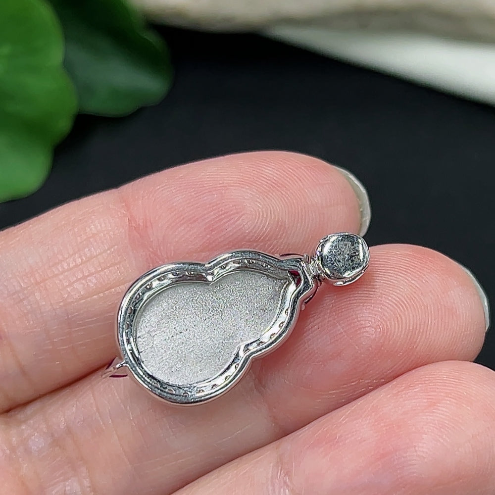 Jadeite Gourd Pendant 18K Gold (Set with Colorless Diamonds)