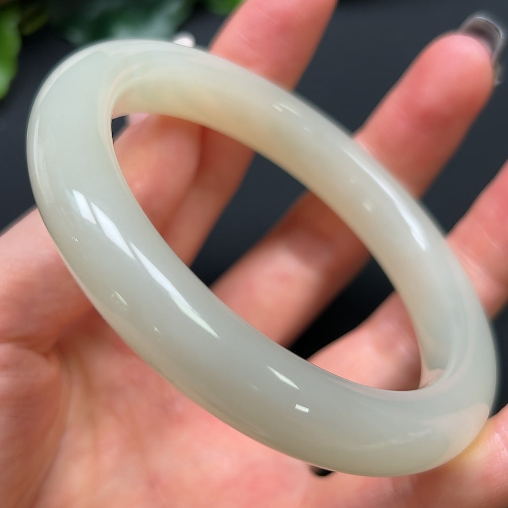HKHQ Hetian Jade round bracelet, 58.9mm, featuring smooth jade beads with a total weight of 56.79g.