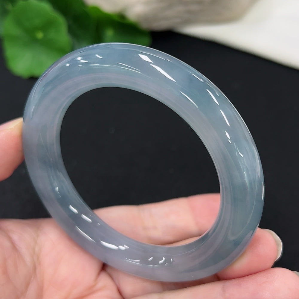 HKHQ jadeite round bangle, size 55.2, weighing 71.6g, showcasing smooth, polished green jadeite bracelet with detailed craftsmanship.