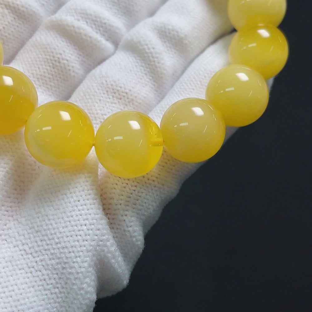 Amber beeswax bracelet by HUILIU HQ featuring 13.2mm amber beads, total weight approximately 20.9 grams, displayed on a neutral background.