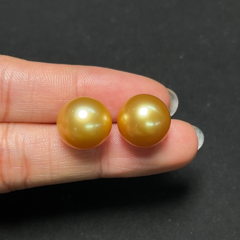 Seawater pearl stud earrings 18k gold approximately 12.8mm color origin undetermined