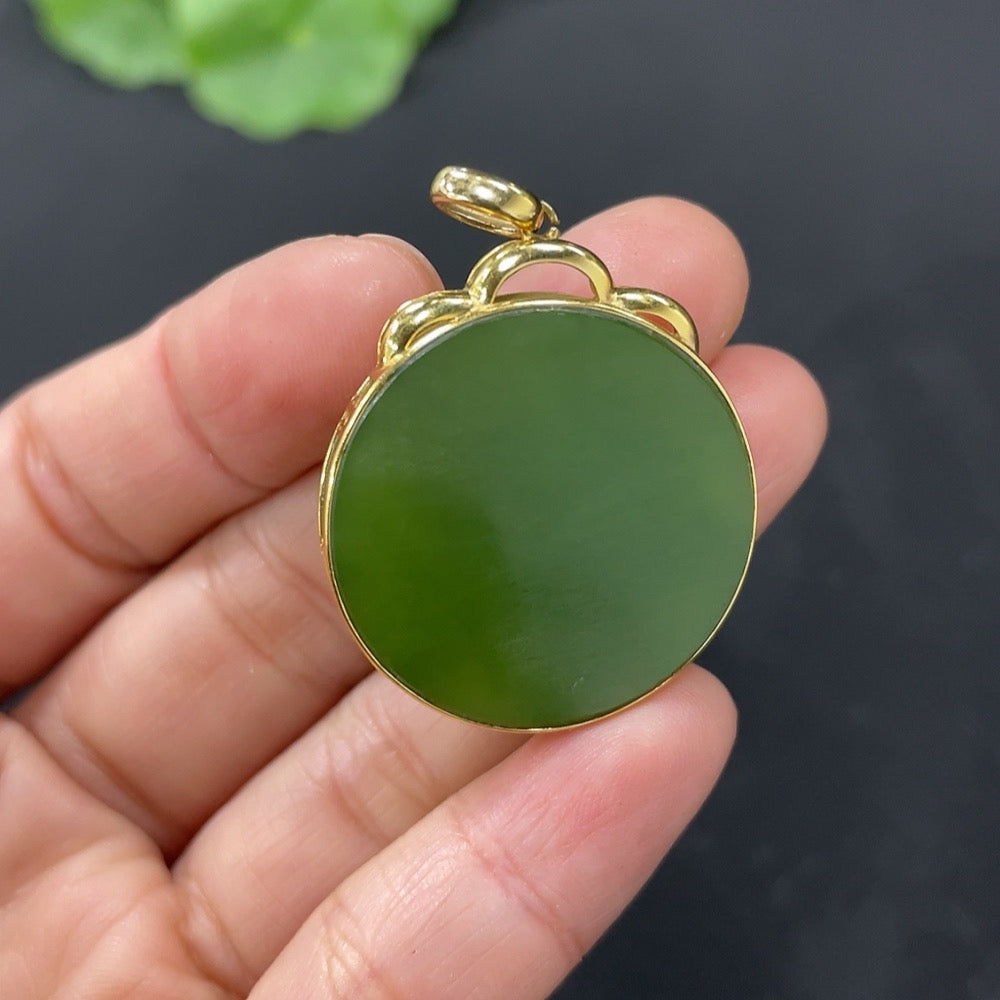 Hetian Jade Jasper inlaid pendant with 18k gold setting, plain design, crafted by HUILIU HQ, weighs approximately 8.1 grams.