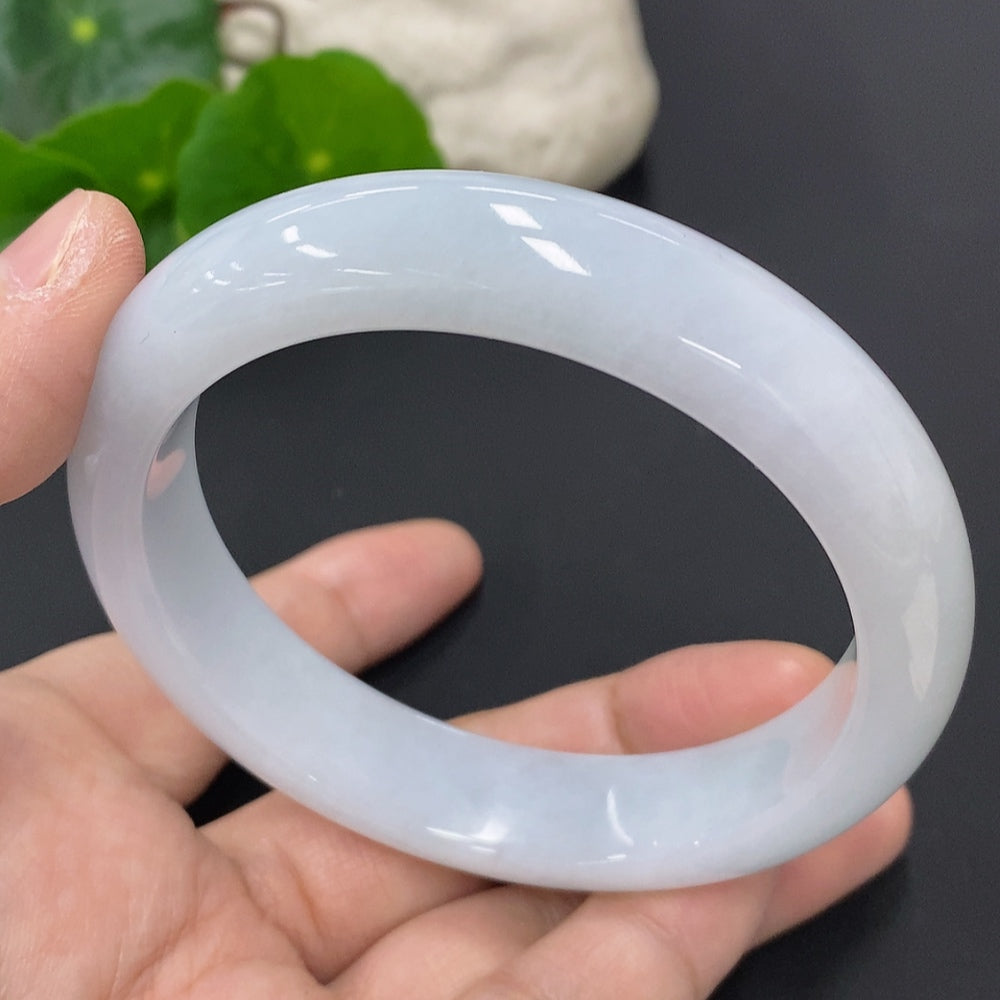 Huiliu Certified Jadeite round bangle with smooth polished surface, showcasing vibrant green jade jewelry.