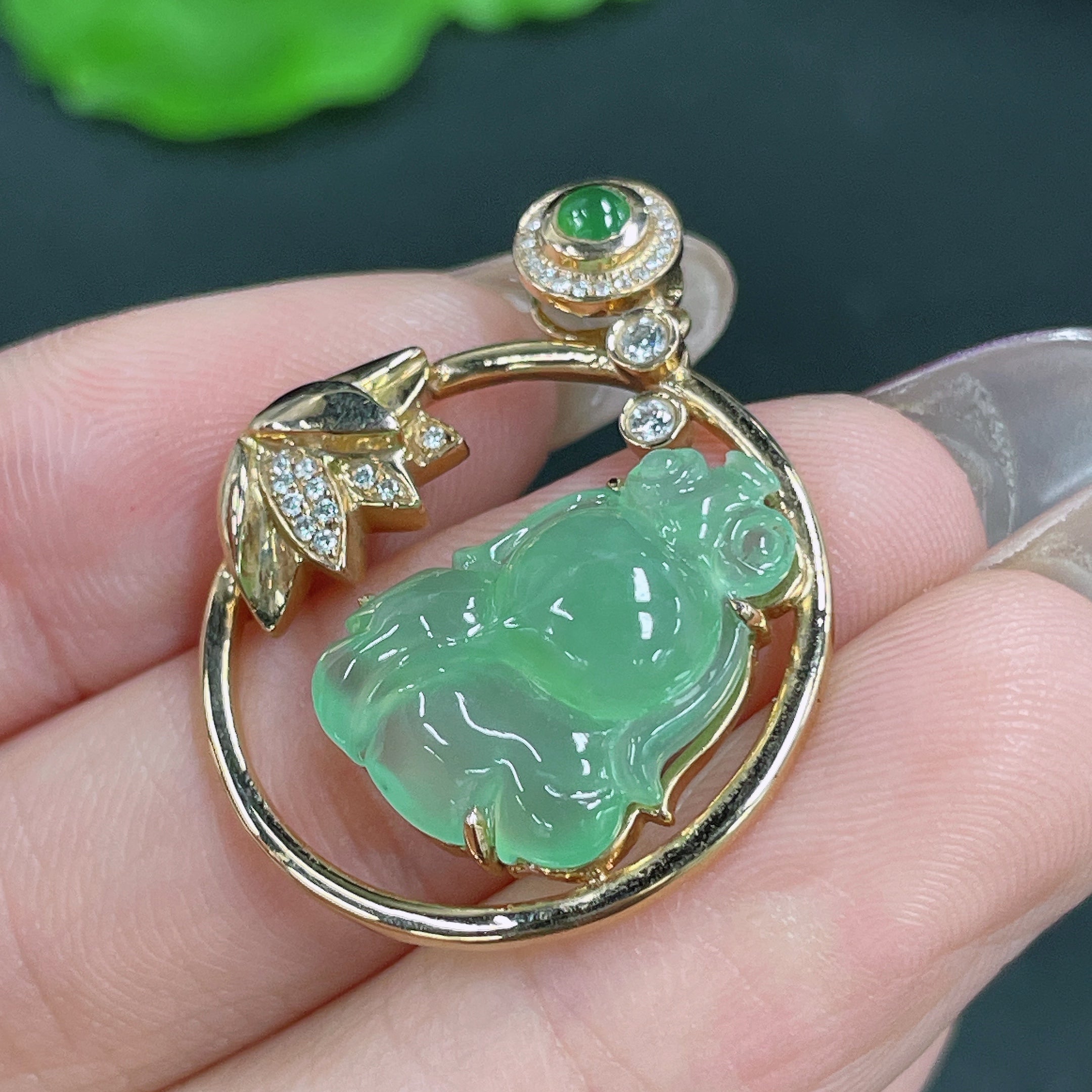 Jadeite Pendant 18k Gold Inlaid with Diamonds Total Weight Approximately 5.65g
