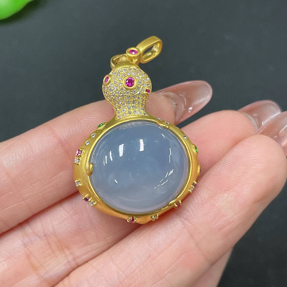 HUILIU HQ jadeite pendant with 18k gold setting and colorless diamond accents, weighs approximately 11.61 grams.