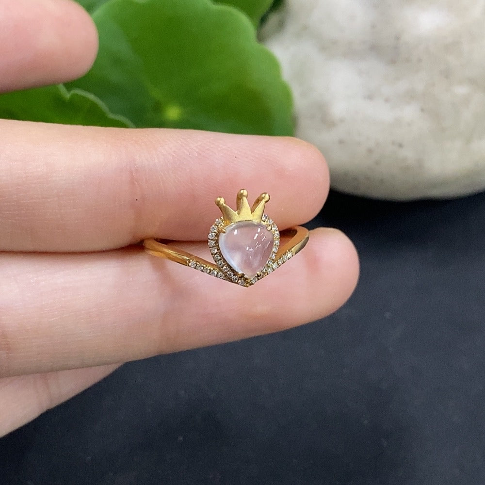 Anillo de jadeíta con oro 18K y acentos de diamante, talla 13, peso total aprox. 2.3g
