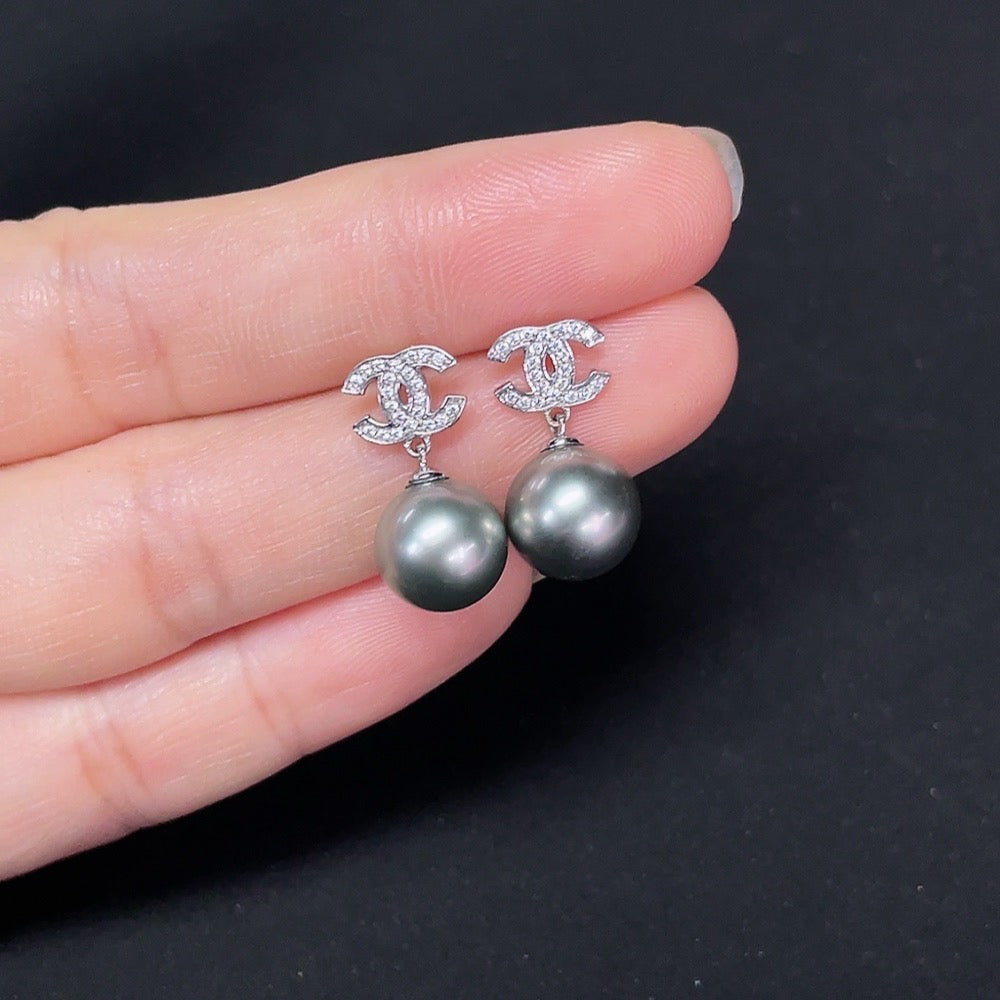 Seawater Pearl Earrings Set in 18K Gold, Non-Gold Ear Backs, Approximately 9.2mm, Total Weight About 3.18g, Non-Diamond