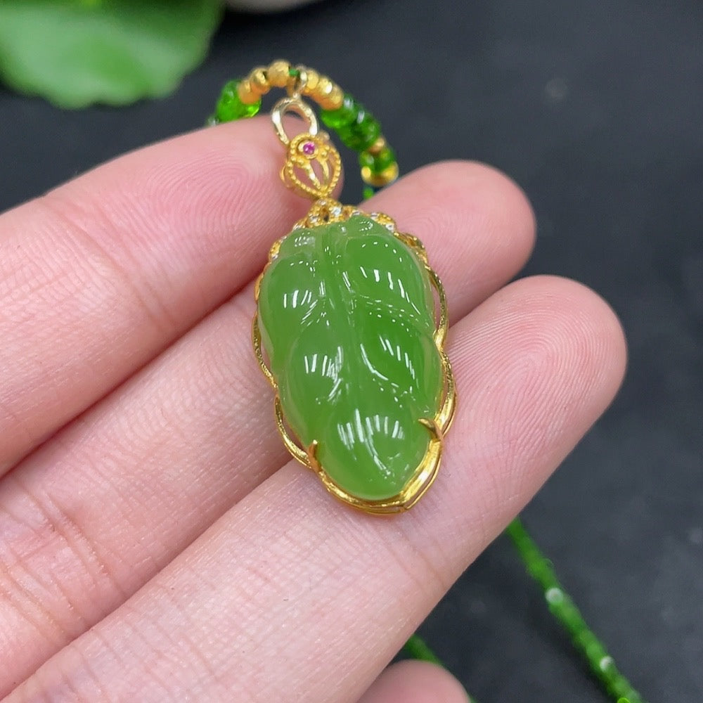 Hetian Jade Jasper Inlaid Pendant Leaf with Non-Hetian Jade Beads Non-Diamond Marked in Red Non-Gold Color Part Uncertain Rest 18k Gold Total Weight Approx. (Including Chain) 6.7g