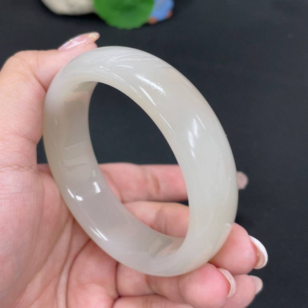 Huiliu certified Hetian jade round bracelet with smooth, polished green jade beads on a string, showcasing craftsmanship and natural beauty.