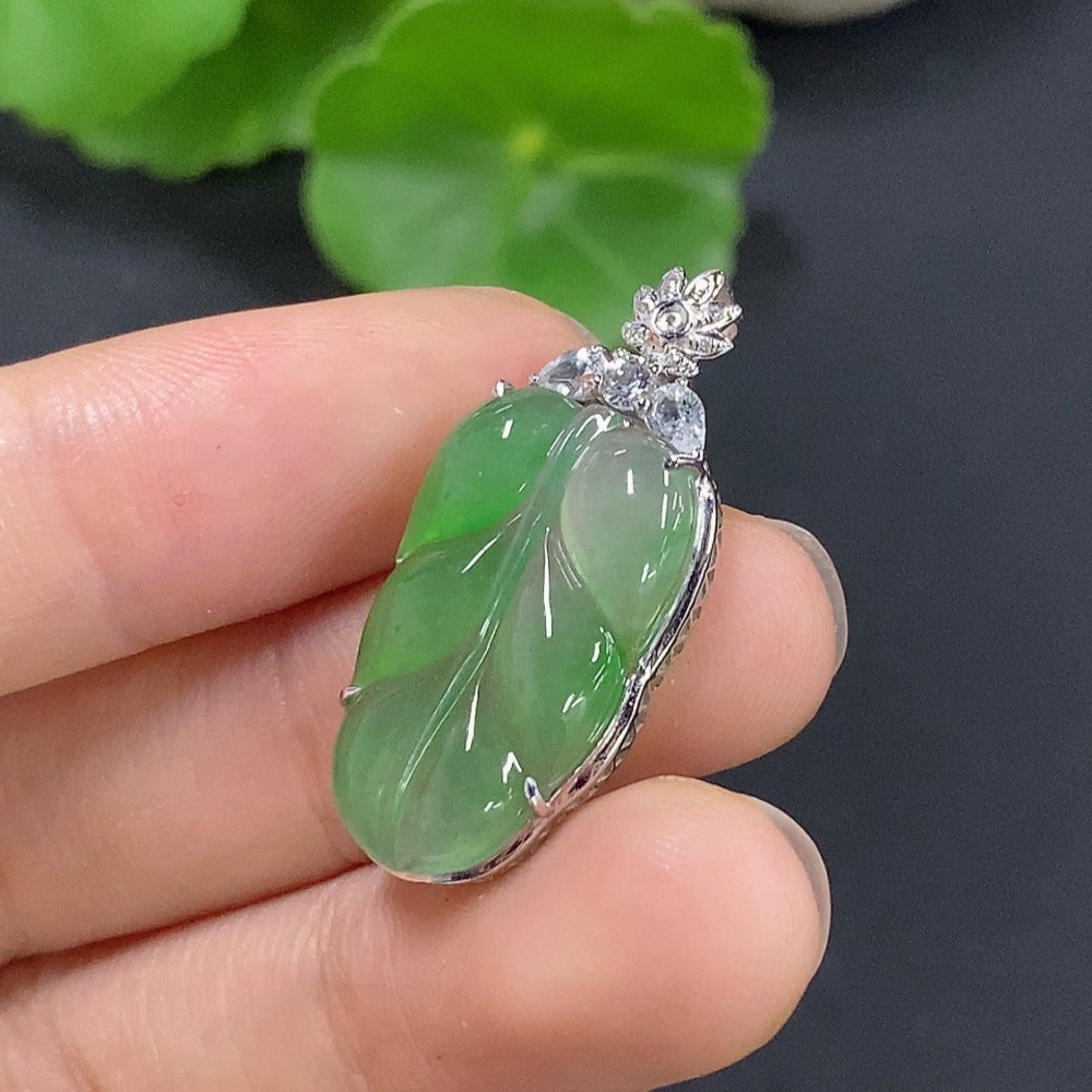 Jadeite Leaf Inlaid Pendant 18K Gold Total Weight Approx. 2.78g