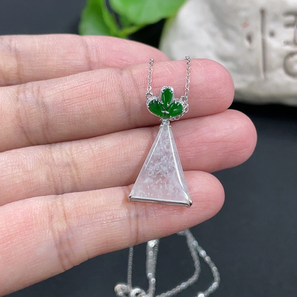Colgante liso de jadeíta con oro 18K y acentos de diamante, peso total aprox. 2.37g