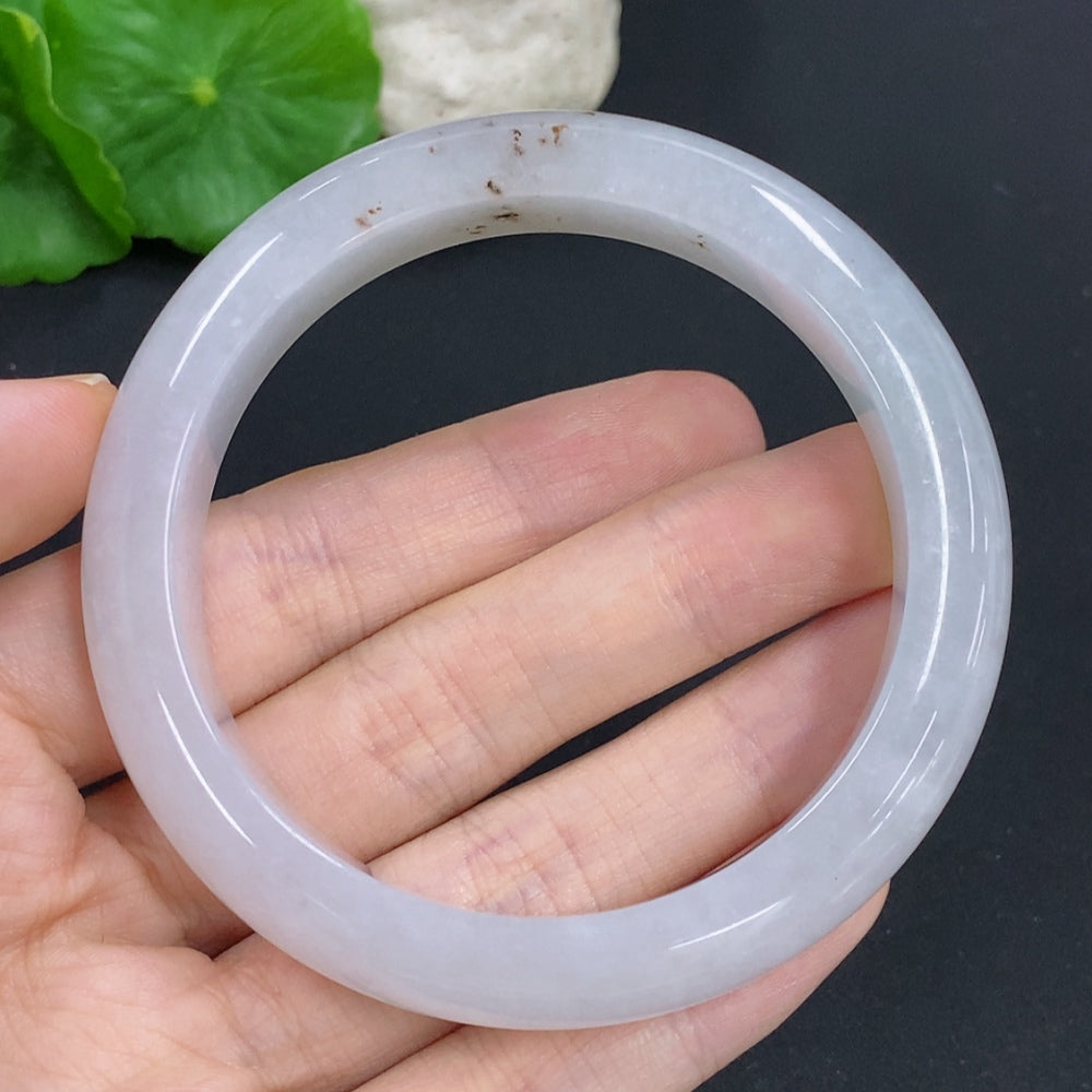 HKHQ jadeite round bangle in size 57.7 with a 61g weight, showcasing smooth, polished jadeite bracelet on a neutral background.