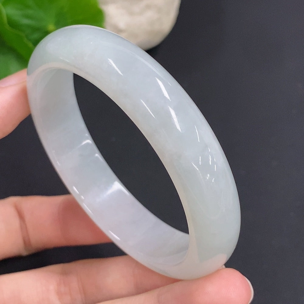 HKHQ jadeite round bangle in size 55.7 with a total weight of 52.7g, showcasing smooth, polished green jade jewelry.