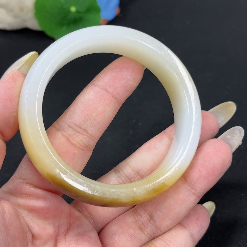 HKHQ Hetian Jade round bracelet, size 56.8, weighing 74.5g, featuring smooth jade beads with natural skin tone variation.