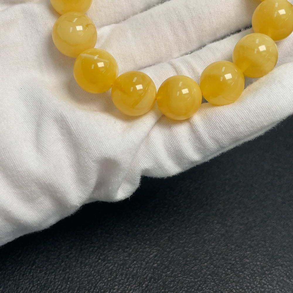 Amber Beeswax Bracelet Total weight approx. 23.81g Size approx. 14.1mm