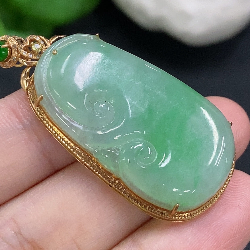 Colgante incrustado de jadeíta Ruyi, oro de 18K, peso total aproximado 7.3 g