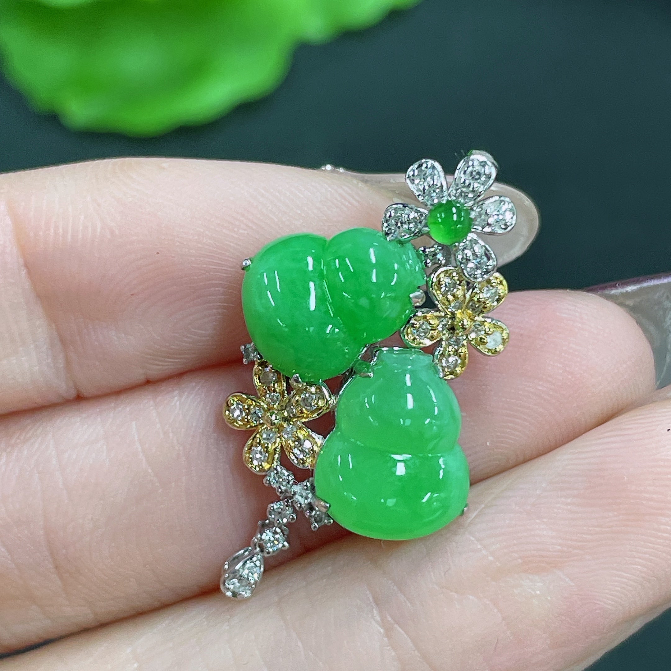 Jadeite Pendant 18k Gold Inlaid with Diamonds Total Weight Approx. 3.44g