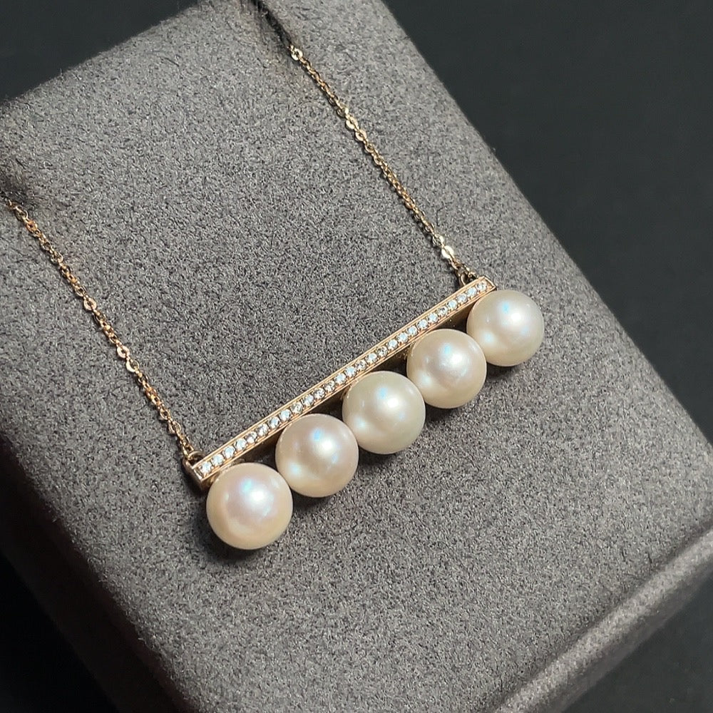 HKHQ seawater pearl necklace with 18k gold chain and 9k gold pendant, featuring a 7.3mm pearl and weighing about 5.18g.