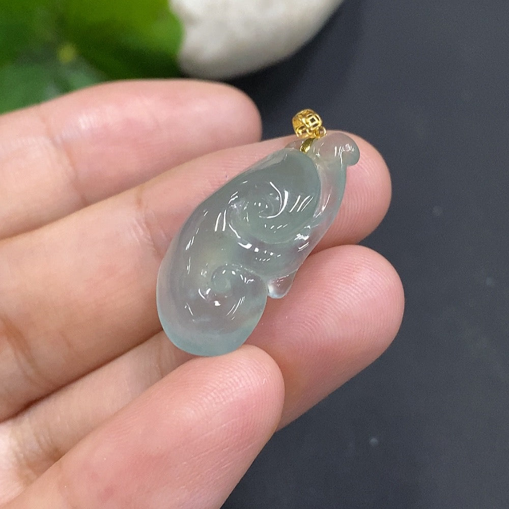 Jadeite Ruyi Pendant with 18K Gold Clasp, Total Weight 3.848g