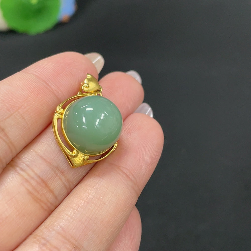 Hetian Jade Jasper Inlaid Pendant, 18k Gold, Total Weight Approximately 5.2g