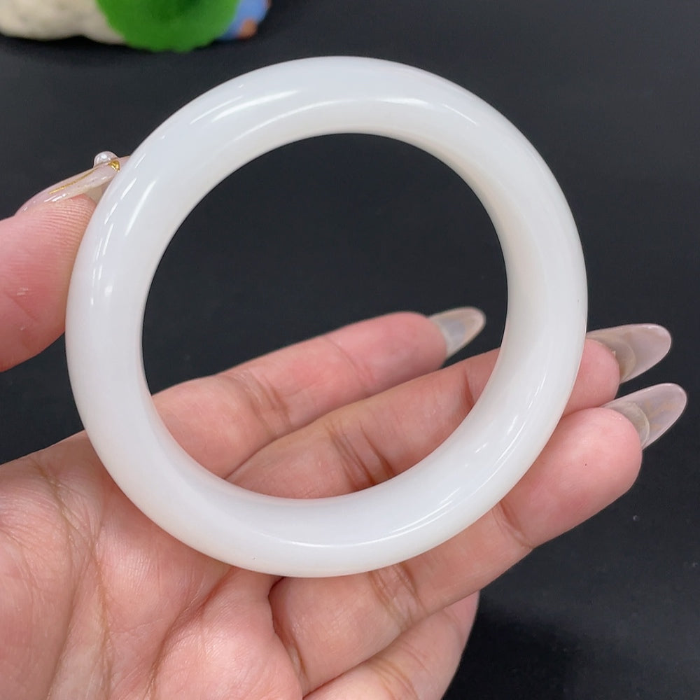 Huiliu certified Hetian jade round bracelet with smooth, polished green jade beads on a string, showcasing elegant craftsmanship.