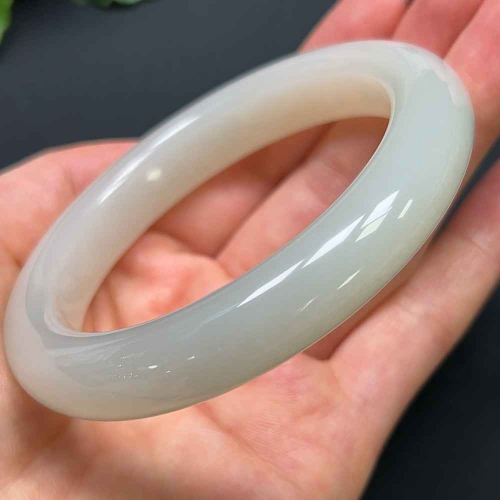 HKHQ Hetian Jade round bracelet, 58.9mm, weighing approx. 67.83g, showcasing smooth, polished jade beads on a delicate bracelet.