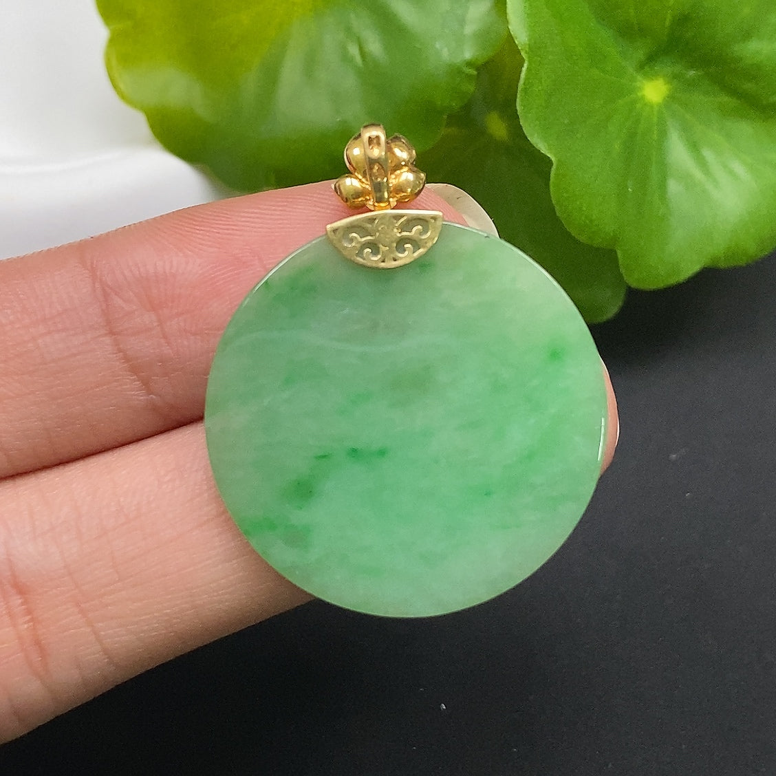 Jadeite plain pendant with 18k gold setting, weighing approximately 5.51g, featuring a smooth jadeite stone.