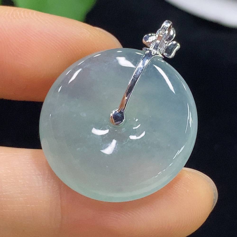HUILIU HQ jadeite pendant featuring a peace knot design with 18k gold and diamond accents, weighing approximately 7.05 grams.