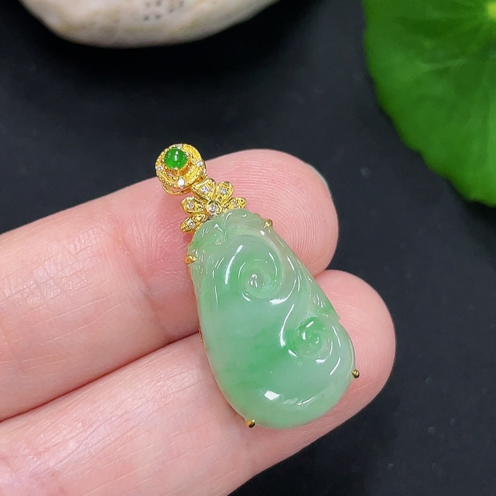 Colgante Ruyi de jadeíta oro 18K peso total aprox. 2.2g (con acentos de diamante)